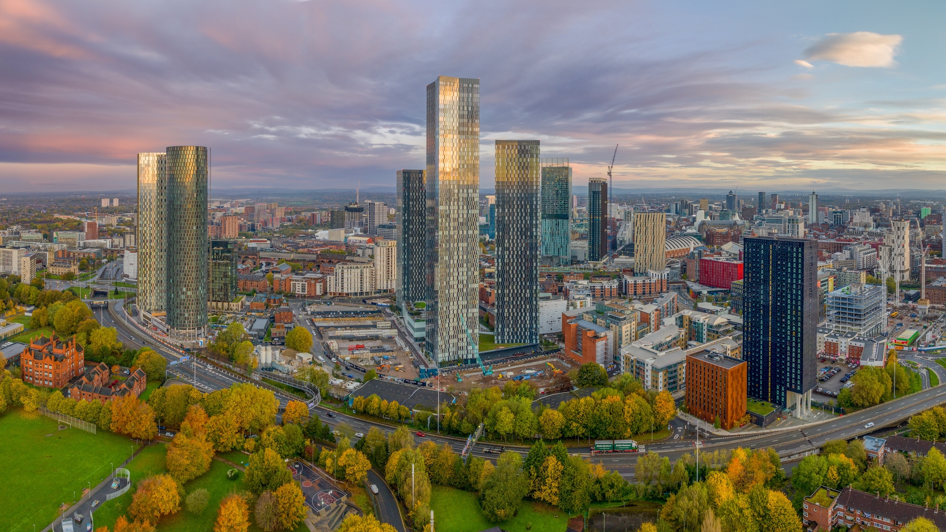 city skyline showing why location is key when choosing a manchester luxury apartment